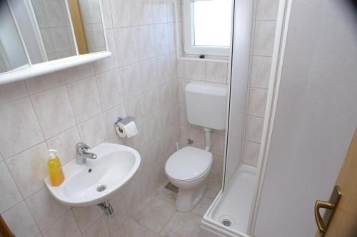 One-Bedroom Apartment with Terrace and Sea View room in Apartments by the sea Bilo Primosten - 4189