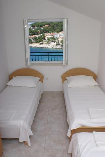 One-Bedroom Apartment with Terrace and Sea View image 1