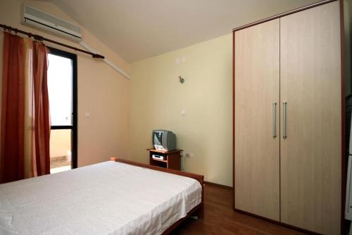 Apartments by the sea Duce, Omis - 4852