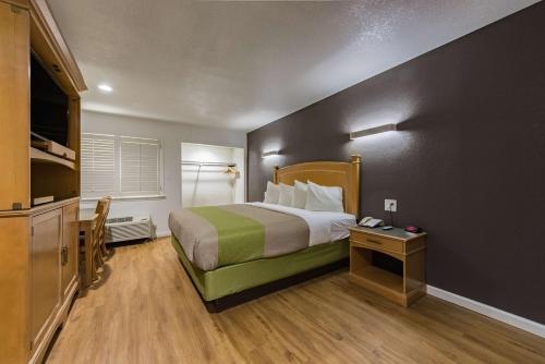 King Room with Roll-In Shower and Kitchen - Mobility Accessible/Non-Smoking