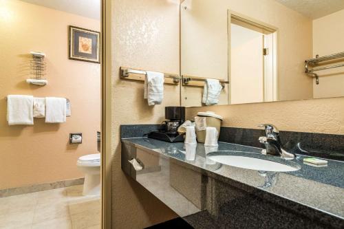 SureStay by Best Western Wenatchee - 화장실