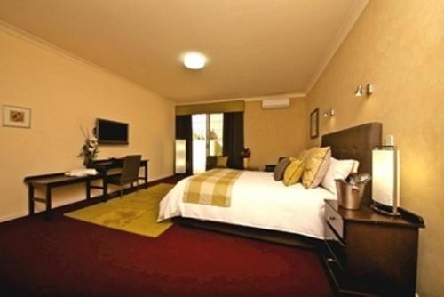 The Inn Mahogany Creek Ideally located in the prime touristic area of Mundaring, The Inn Mahogany Creek promises a relaxing and wonderful visit. The property features a wide range of facilities to make your stay a pleasant 