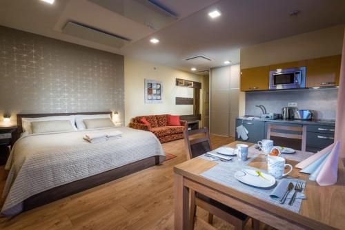 1 queen bed, 1 sofa bed