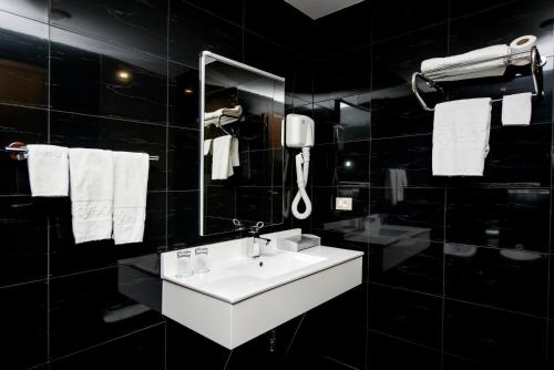 Sky Hotel Tirana - image 3
