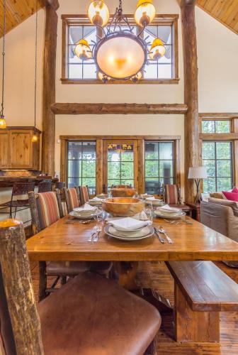Homestead Cabin 2 in Big Sky, USA