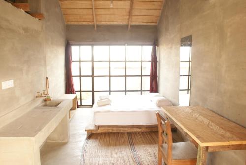 1 king bed, 2 twin beds