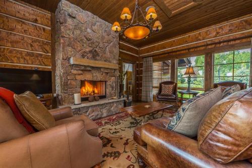 Spanish Peaks Settlement Cabin in Big Sky, USA