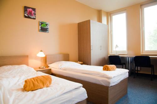 4 twin beds