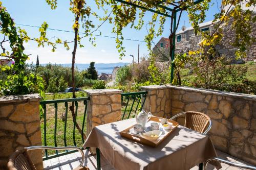  Flower Garden Apartments in Bol