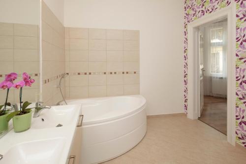 Urban Haven - 3 Beds, 3 Baths, Free Parking, Near Central Market, Budapest (foto 10)