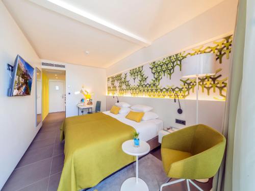 Standard Double Room with Balcony image 2