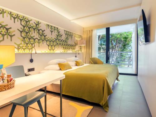 Standard Double Room with Balcony image 4