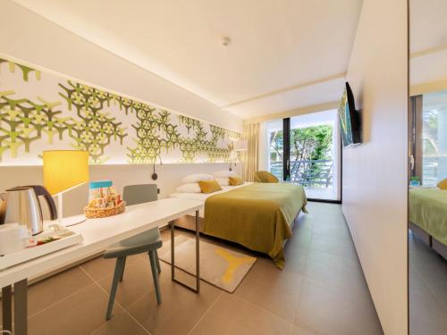 Standard Double Room with Balcony image 6