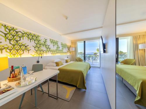 Standard Double Room with Balcony - Sea Side room in Bluesun hotel Berulia