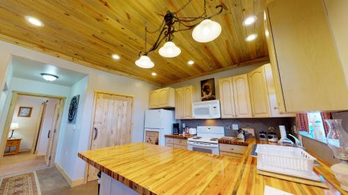廚房, The Cedars Country Cottage, Solitude, Amazing Night Skies!! in 布蘭丁