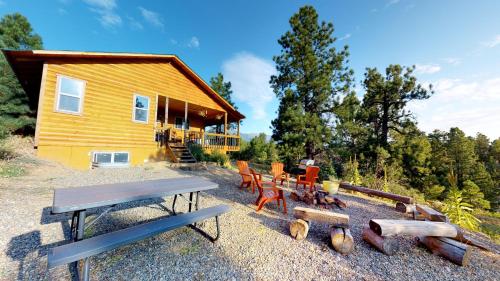 B&B Monticello - Africa Decorated Cabin, Breakfast Deck overlooking the Canyon! - Bed and Breakfast Monticello