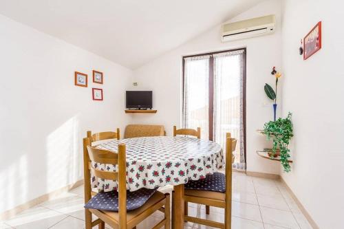 Apartments Karin - image 5