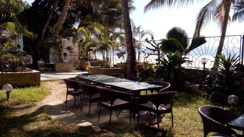 Sunny Beachfront Studio in 班布里海灘