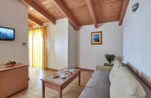 Suite (2-4 Adults) image 6