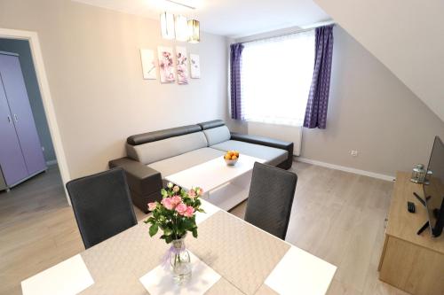 2 twin beds, 1 sofa bed