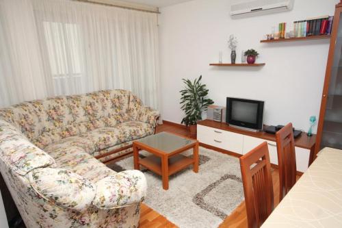 Apartments with a parking space Omis - 5989 