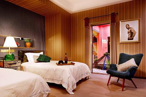 Twin Room with Terrace (Basement) room in Floral Joy Hotel · Family Villa Nanjing