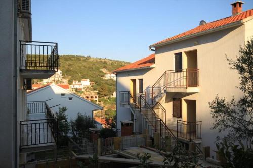Apartments with a parking space Mavarstica Ciovo - 8685 - image 6