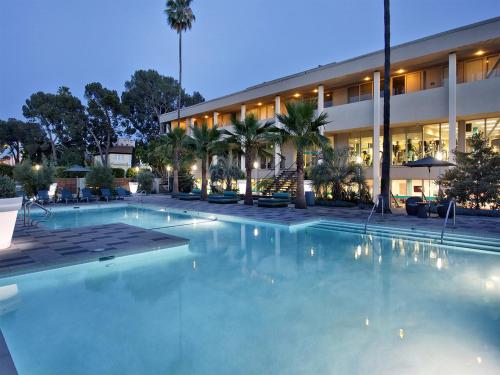 

Luxury, Universal Studio