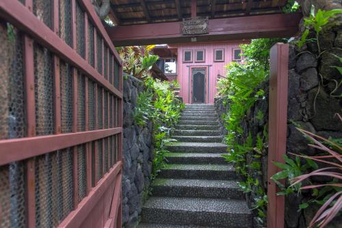 The Bali House and Cottage at Kehena Beach Hawaii - image 9