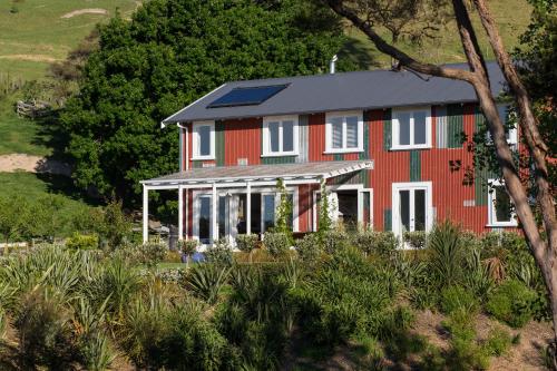 Exterior view, The Pear Orchard Lodge in Richmond / Hope