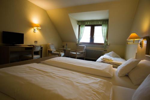 1 queen bed, 1 sofa bed