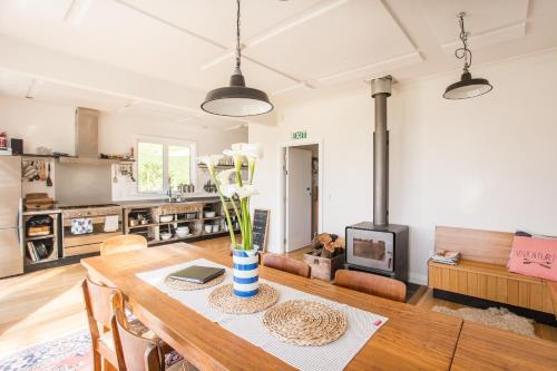 Shared lounge/TV area, The Pear Orchard Lodge in Richmond / Hope
