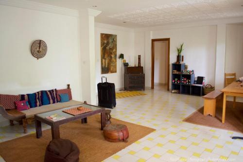 Shared lounge/TV area, B & B Le Nomade in Ouagadougou