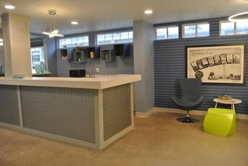 402 Hotel - image 3