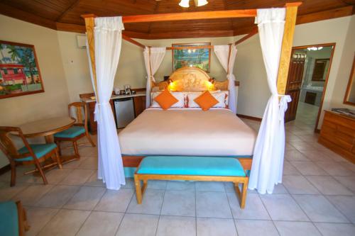 Coco La Palm Ideally located in the prime touristic area of Negril, Coco La Palm promises a relaxing and wonderful visit. The hotel offers a wide range of amenities and perks to ensure you have a great time. All t
