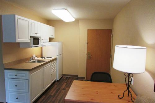 Kitchen, Extended Stay America Select Suites - Atlanta - Marietta - Wildwood in Heritage