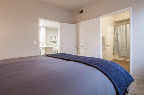 Marina Del Rey's Grand 2/2 Suite Pool View - image 3