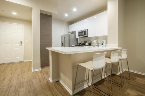 Marina Del Rey's Grand 2/2 Suite Pool View - image 5