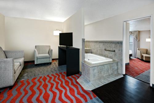 Holiday Inn & Suites College Station-Aggieland, an IHG Hotel
