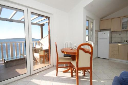 Apartments by the sea Milna, Vis - 8946