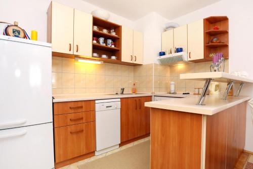 Holiday apartments Omis - 9492 - image 4