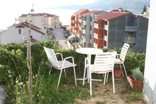  Apartment Nemira 2828e, Pension in Tice