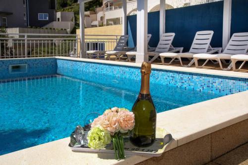  Apartments Ambiente mit Pool, Pension in Mimice bei Blato na Cetini