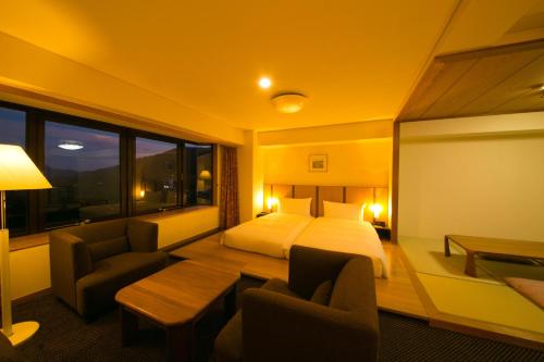 2 twin beds, 3 futon beds