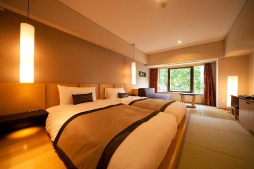 2 twin beds, 1 sofa bed