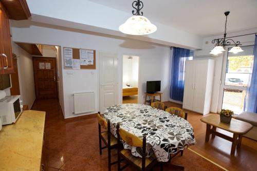 Zoli Apartmanok-Anita Kölcsey 34-36 - image 4