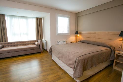 1 queen bed, 1 sofa bed