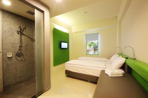room detail thumbnail 2
