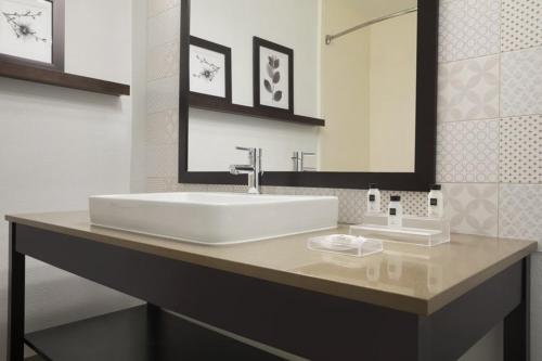 Country Inn & Suites by Radisson DFW Airport South TX - image 7