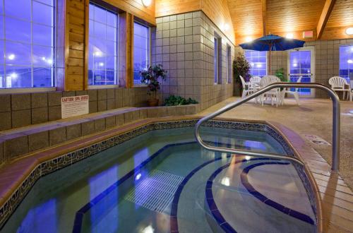 Kümblustünn, Paynesville Inn & Suites in Paynesville (MN)